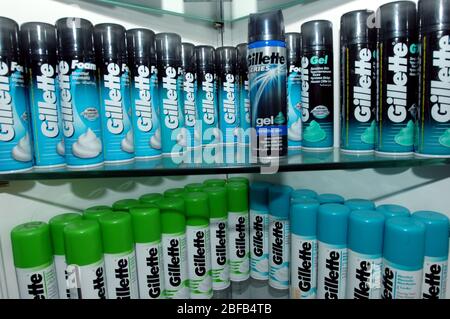 Boîtes de gel de rasage Gillette sur une étagère. Banque D'Images