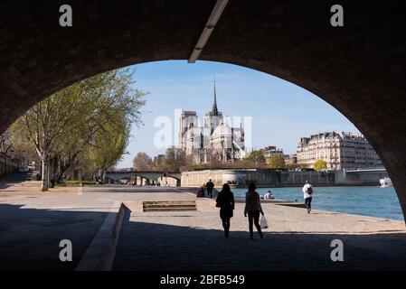 Paris, France - Mars 2014 : notre Dame et la Seine avant le feu majeur Banque D'Images