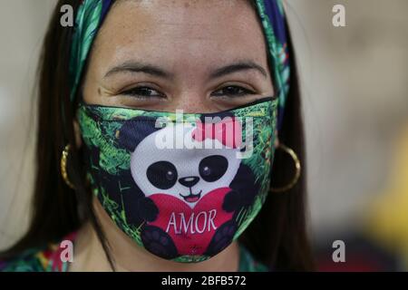 Caracas, Venezuela. 15 avril 2020. Au milieu de la pandémie de Corona, une femme porte un masque facial avec un panda et les mots "amour" écrits dessus. Dans la lutte contre la propagation du virus corona, le gouvernement vénézuélien a décidé qu'à partir du 22.03.2020, le port de masques sera obligatoire. Le pays sud-américain a confirmé 204 personnes infectées par le Covid-19. On dit qu'au moins neuf personnes sont mortes du virus. Crédit: Pedro Rances Mattey/dpa/Alay Live News Banque D'Images