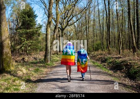 Deux randonneurs lors de leur marche de Pâques à partir de Duisburg après Essen avec des drapeaux de paix sur leurs sacs à dos sur lesquels "Pace" (Italien: Paix) est le 11 avril 2020 à Muelheim an der Ruhr/Allemagne. Â | utilisation dans le monde entier Banque D'Images