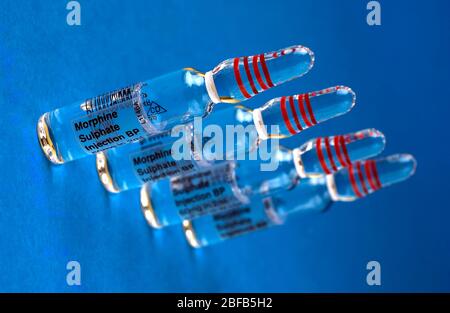 60 mg de sulfate de morphine liquide de 2 ml dans des flacons en verre. Le sulfate de morphine est utilisé comme analgésique (analgésique) pour les douleurs graves. C'est une opiacés ou un stupéfiant ana Banque D'Images