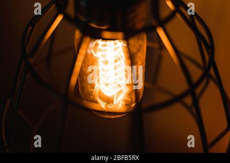 Ampoule à incandescence rétro Edison vintage dans une ancienne lanterne de lampe Banque D'Images