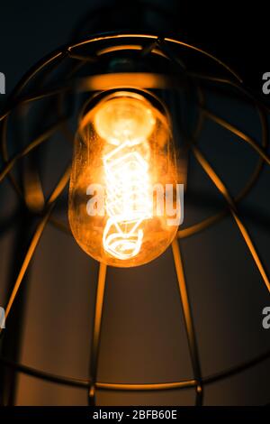 Ampoule rétro Edison dans une ancienne lanterne de lampe en fil Banque D'Images