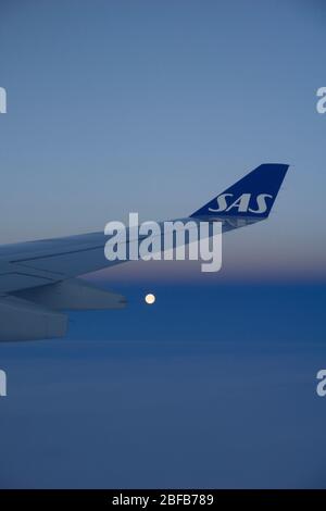 San FRANCISCO, CALIFORNIE, ÉTATS-UNIS - 24 NOVEMBRE 2018: Aile d'un avion sur le ciel bleu avec la lune en arrière-plan Banque D'Images