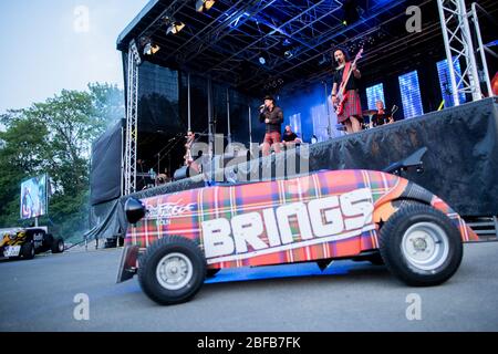 Cologne, Allemagne. 17 avril 2020. Le groupe rock « apporte » joue un concert en direct dans un cinéma de drive-in. Crédit: Rolf Vennenbernd/dpa/Alay Live News Banque D'Images