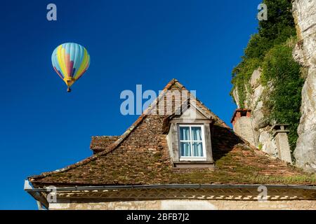 Montgolfière au-dessus de la vieille maison dans le village médiéval de Rocamadour, Lot Valley, Midi-Pyrénées, France Banque D'Images