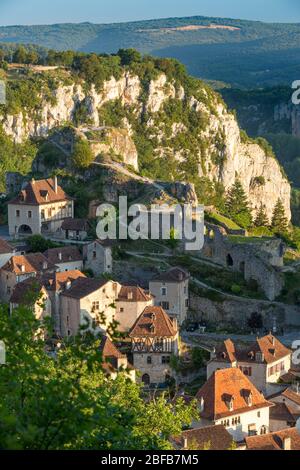 Tôt le matin, plus de Saint-Cirq-Lapopie, Vallée du Lot, Midi-Pyrénées, France Banque D'Images