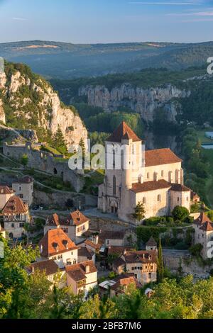 Tôt le matin, au-dessus de Saint-Cirq-Lapopie, Lot Valley, Occitanie, France Banque D'Images