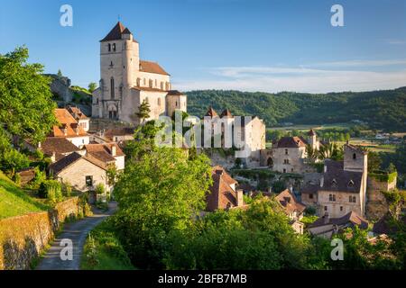 Tôt le matin, plus de Saint-Cirq-Lapopie, Vallée du Lot, Midi-Pyrénées, France Banque D'Images