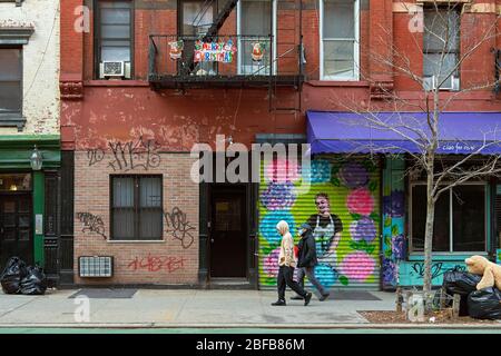 Les gens qui descendent dans une rue East Village pendant la pandémie de la VID19 à New York. Banque D'Images