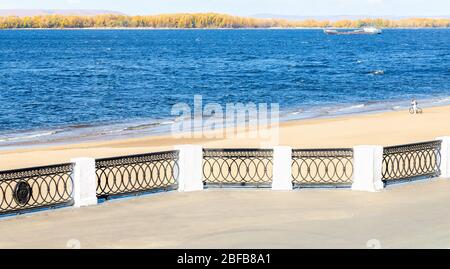 Vue sur le remblai de la Volga avec plage de sable et cargo sur l'eau à Samara, Russie Banque D'Images