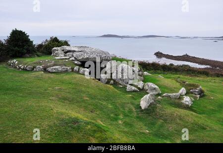 Bants Carn, tombe de l'âge de bronze une tombe d'entrée néolithique tardive, au-dessus du village de Halangy sur St Marys, Iles de Scilly, Cornwall.UK Banque D'Images