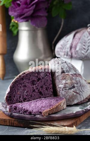 Levain maison fait du pain violet Banque D'Images