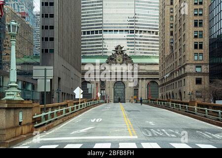 Un cycliste qui monte dans une rue déserte de Manhattan pendant la pandémie de la VID19 à New York. Banque D'Images