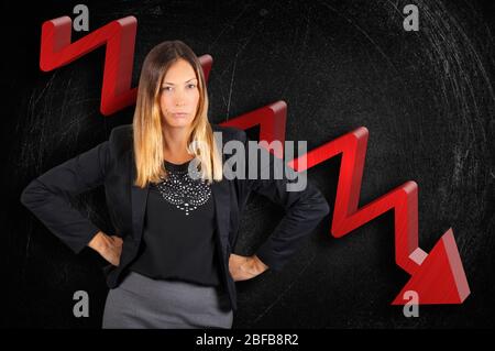 Une femme d'affaires en colère se fiste sur les hanches sur le tableau en perte sur tableau de surveillance. Femme de patron de régression d'affaires en colère sur le graphique en perte. Banque D'Images