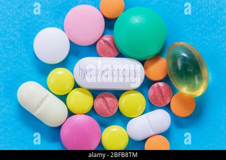 Contexte des pilules colorées avec l'hydroxychloroquine au centre, la santé et les médicaments, coronavirus, covid-19 concept de traitement Banque D'Images