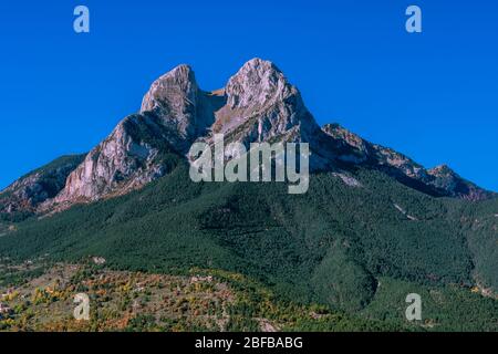 Magnifique montagne Pedraforca à l'automne, Catalogne, Espagne. Banque D'Images