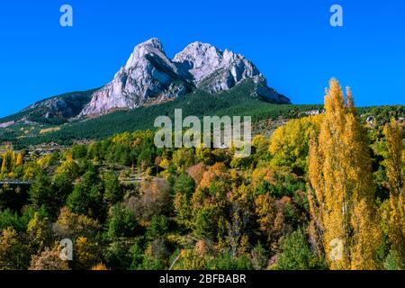 Magnifique montagne Pedraforca à l'automne, Catalogne, Espagne. Banque D'Images