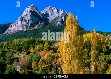 Magnifique montagne Pedraforca à l'automne, Catalogne, Espagne. Banque D'Images