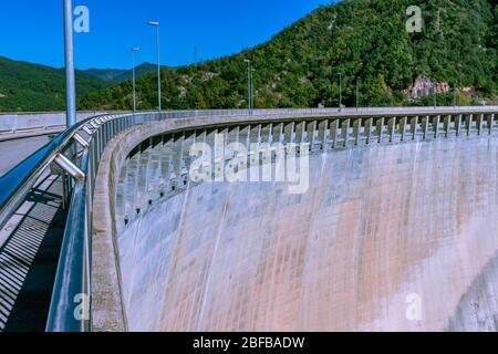 Le barrage de Baells (près de la ville de Berga, Catalogne, Espagne). Banque D'Images