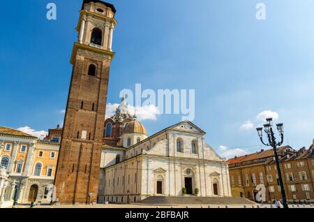 Cathédrale catholique Duomo di Torino San Giovanni Battista où le Saint-Sroud de Turin est reposé avec clocher et chapelle Sacra Sindone sur la place i. Banque D'Images