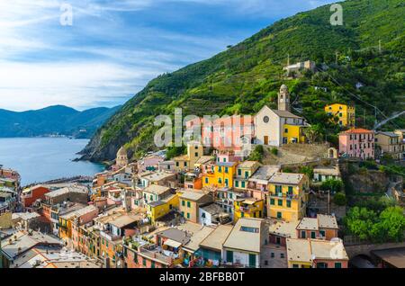 Vue aérienne du village de Vernazza avec des maisons colorées typiques de bâtiments multicolores, port, marina, collines vertes et Golfe de Gênes, mer Ligurienne, Nationa Banque D'Images