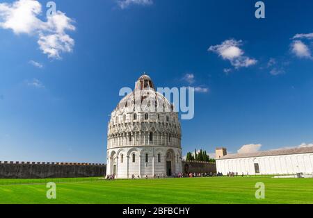 Baptistère de Pise Battistero di Pise sur la Piazza del Miracoli Duomo Square pelouse verte, mur de ville, cimetière de Camposanto, ciel bleu avec des nuages blancs co Banque D'Images