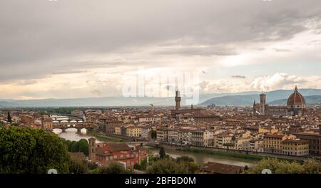 Vue panoramique sur Florence, Italie vue de Piazzale Michelangelo avant le coucher du soleil avec vue sur la rivière Arno Banque D'Images