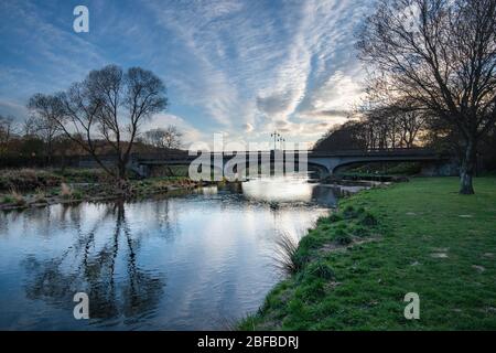 River Don Evening paysage nuageux, Inverurie, Aberdeenshire, Écosse, Royaume-Uni Banque D'Images