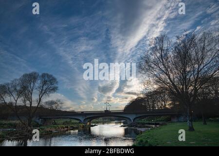 River Don Evening paysage nuageux, Inverurie, Aberdeenshire, Écosse, Royaume-Uni Banque D'Images