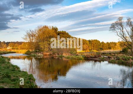 River Don Evening paysage nuageux, Inverurie, Aberdeenshire, Écosse, Royaume-Uni Banque D'Images