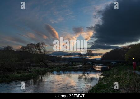 River Don Evening paysage nuageux, Inverurie, Aberdeenshire, Écosse, Royaume-Uni Banque D'Images