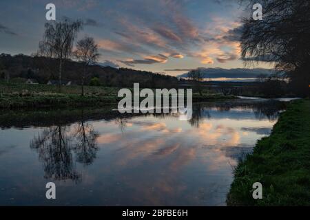 River Don Evening paysage nuageux, Inverurie, Aberdeenshire, Écosse, Royaume-Uni Banque D'Images