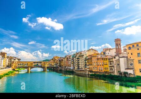 Pont en pierre Ponte Vecchio avec bâtiments colorés maisons au-dessus de la rivière Arno bleu turquoise eau et promenade de remblai dans le centre historique de flore Banque D'Images