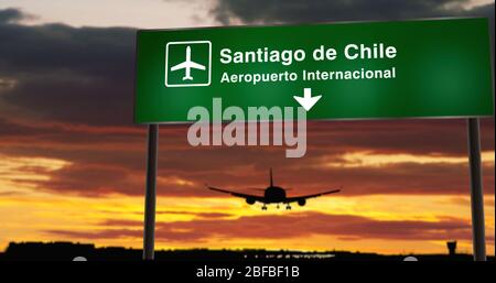 Atterrissage de silhouette d'avion à Santiago, Chili. Arrivée en ville avec panneau de direction de l'aéroport et coucher de soleil en arrière-plan. Transport et transport en conceps Banque D'Images