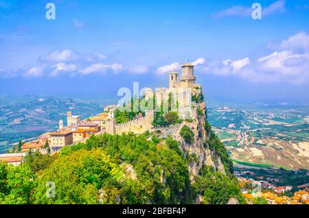 République Saint-Marin Prima Torre Guaita première tour forteresse avec murs en briques sur le mont Titano pierre roc avec arbres verts, vue panoramique aérienne de dessus Banque D'Images