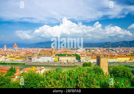 Vue panoramique sur la ville de Florence avec cathédrale Duomo Santa Maria del Fiore, basilique de Santa Croce, bâtiments avec toits en tuiles rouges orange, Banque D'Images