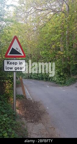 Conserver le panneau de signalisation britannique à vitesse réduite. Banque D'Images