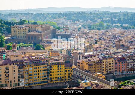 Vue panoramique sur Florence, pont Ponte Vecchio sur Arno, palais du Palazzo Pitti, maisons avec toits en tuiles rouges orange, Banque D'Images