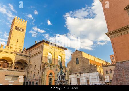 Fontaine Neptune Fontana del Nettuno, Palais du Palazzo Re Enzo et église de la Basilique de San Petronio, bâtiment sur la place Piazza Maggiore dans l'ancien historique Banque D'Images