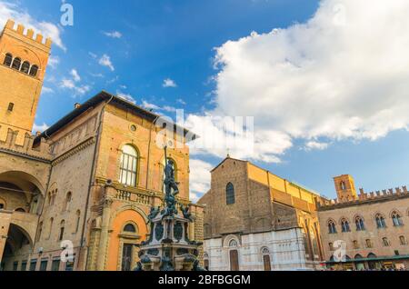 Fontaine Neptune Fontana del Nettuno, Palais du Palazzo Re Enzo et église de la Basilique de San Petronio, bâtiment sur la place Piazza Maggiore dans l'ancien historique Banque D'Images