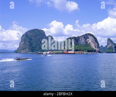 Bateau approchant le village de pêcheurs de Ko Panyi (Koh Panyee), Phang Nga, province de Phang Nga, Thaïlande Banque D'Images
