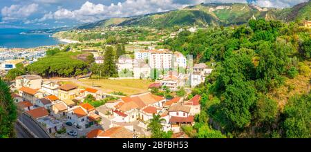 Vue panoramique aérienne de la ville de Tropea avec port, maisons, mer Tyrrhénienne, collines vertes et montagnes de Calabre, Italie du Sud Banque D'Images