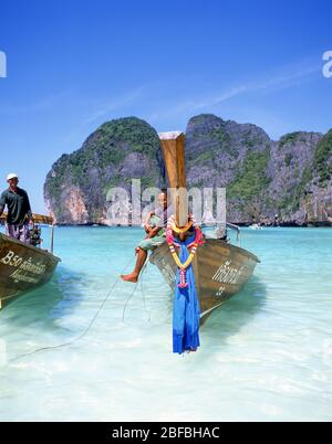 Bateau de pêche à queue longue, baie de Mahya, Ko Phi Phi le, îles de Phi Phi, province de Krabi, Thaïlande Banque D'Images