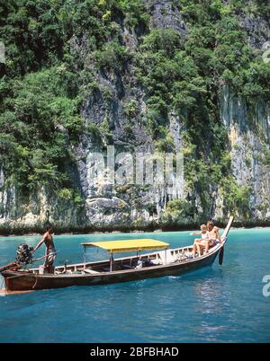 Promenade en bateau à queue longue, Koh Phi le, les îles Phi Phi, la province de Krabi, Thaïlande Banque D'Images