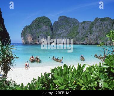 Bateaux de pêche à queue longue, baie de Mahya, Ko Phi Phi le, îles de Phi Phi, province de Krabi, Thaïlande Banque D'Images