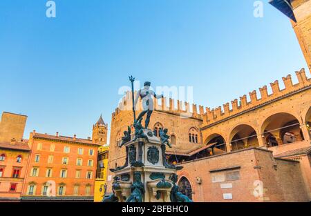 Fontaine Neptune Fontana del Nettuno et Palais Re Enzo, bâtiment sur la place Piazza del Nettuno Neptune dans le vieux centre-ville historique de Bologne Banque D'Images