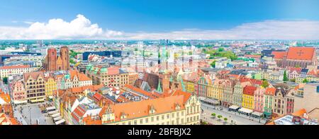 Vue panoramique sur le centre historique de la vieille ville de Wroclaw avec place du marché de Rynek, ancienne mairie, nouvel hôtel de ville, bâtiments colorés avec m Banque D'Images
