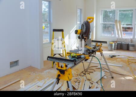 Scie circulaire découpe de la lame de moulage en bois avec panneaux gros plan bois travail détail avec bois. Banque D'Images