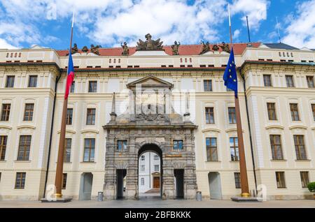 Matthias porte du nouveau Palais Royal (Novy kralovsky palac) et drapeaux européens et tchèques au flagpole du Château de Prague Hradcany, la petite ville Mala Strana distrait Banque D'Images